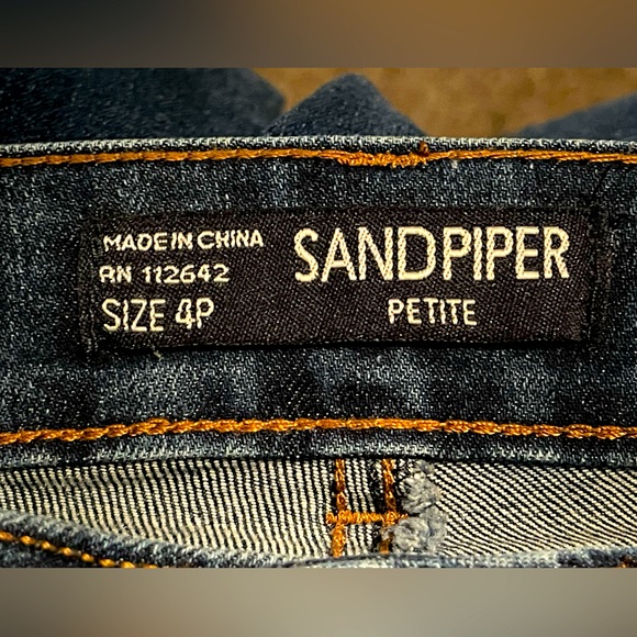 LADIES “SANDPIPER” BEAUTIFUL DARK WASH PAIR OF JEANS, FLORAL APPLIQUÉS, SIZE 4P - Picture 5 of 5